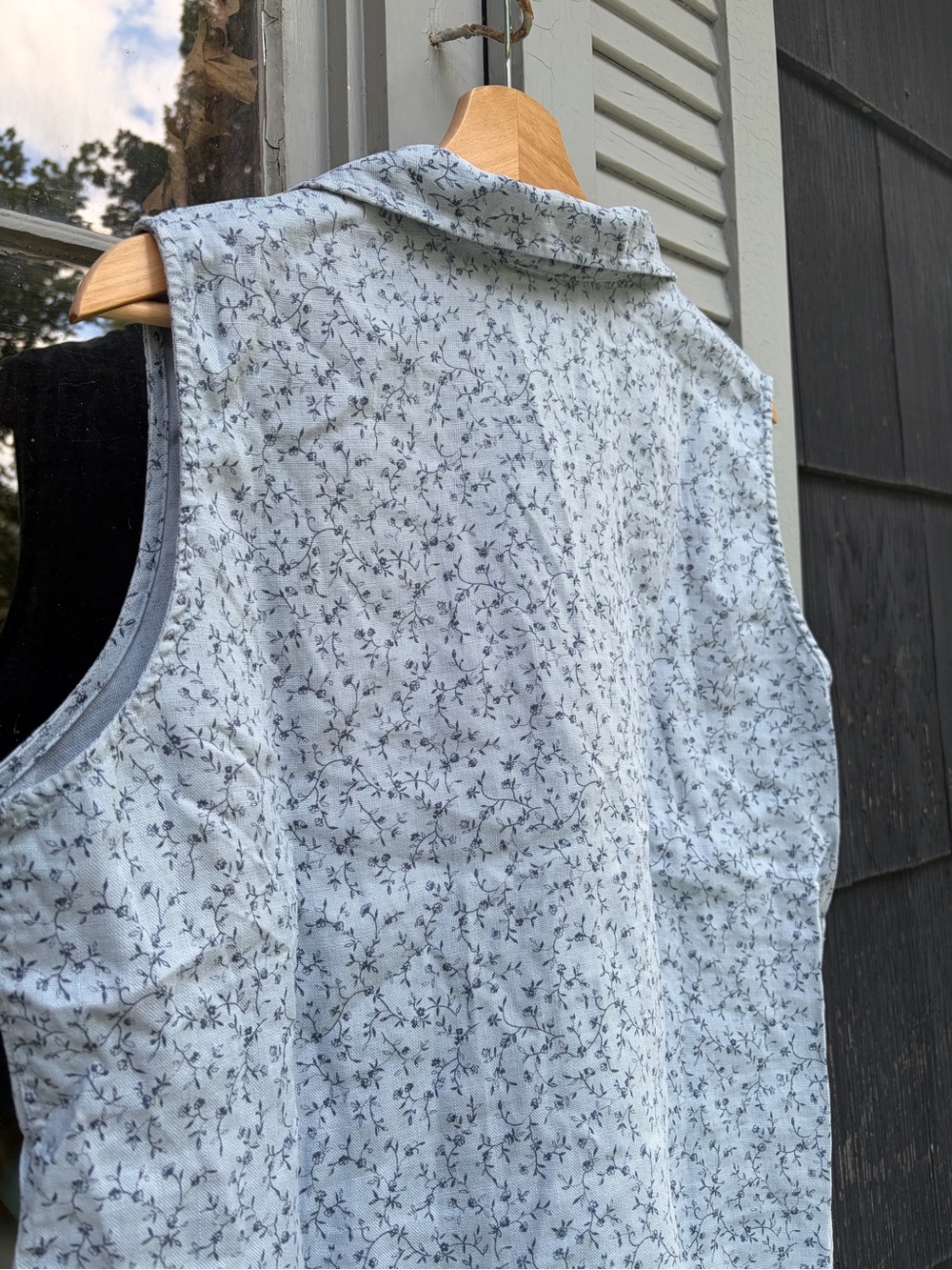 Jones New York Light Blue Floral Sleeveless Button-Up Blouse - Picture 5 of 6
